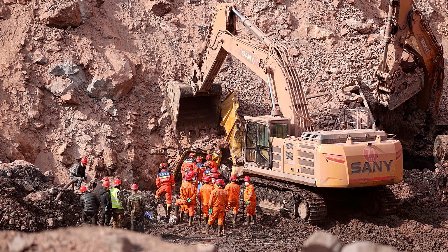 رجال الإنقاذ في موقع منجم فحم مفتوح منهار في منطقة منغوليا الداخلية ذاتية الحكم شمالي الصين ـ صورة أرشيفية