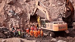 رجال الإنقاذ في موقع منجم فحم مفتوح منهار في منطقة منغوليا الداخلية ذاتية الحكم شمالي الصين ـ صورة أرشيفية