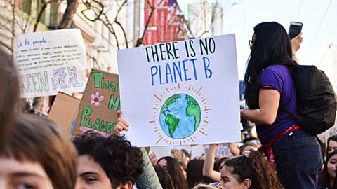 De cara al futuro, el número de personas que esperan que el cambio climático tenga graves repercusiones en su zona en los próximos 10 años se sitúa en una media mundial del 71%. 