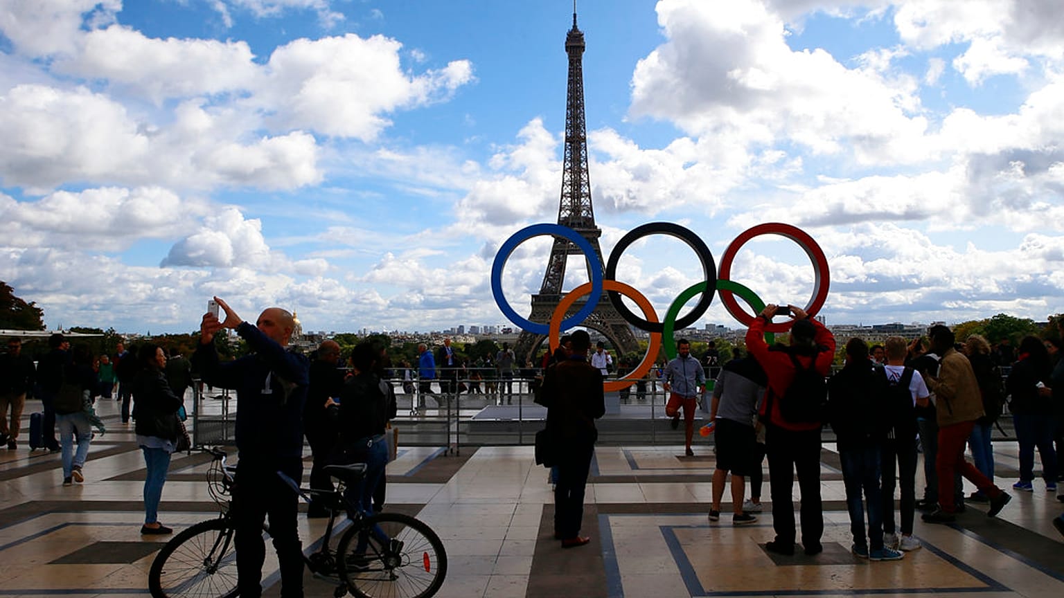 Az olimpiai ötkarika az Eiffel-torony előtt Párizsban
