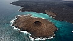 Eine Luftaufnahme der Insel Sombrero Chino, Galapagosinseln, Ecuador.