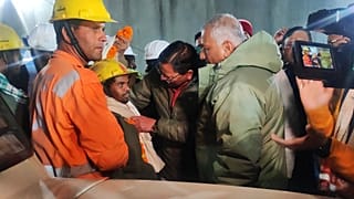 Hindistan: Çöken tünelde 12 Kasım'dan beri kurtarılmayı bekleyen ilk işçiler çıkarıldı