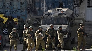 عناصر من الجيش الإسرائيلي خلال مداهمة مخيم بلاطة للاجئين الفلسطينيين في نابلس بالضفة الغربية.