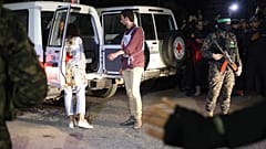 Боевики ХАМАС передали сотрудникам МККК освобождённых заложников, Рафах, 28 ноября 2023 года.