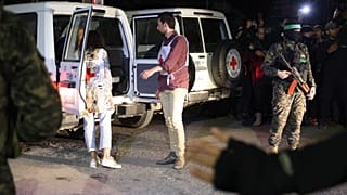 Боевики ХАМАС передали сотрудникам МККК освобождённых заложников, Рафах, 28 ноября 2023 года.