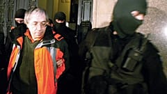Gregorian Bivolaru (gauche), chef spirituel de la secte MISA (Mouvement pour l'Intégration Spirituelle dans l'Absolu) en 2004.