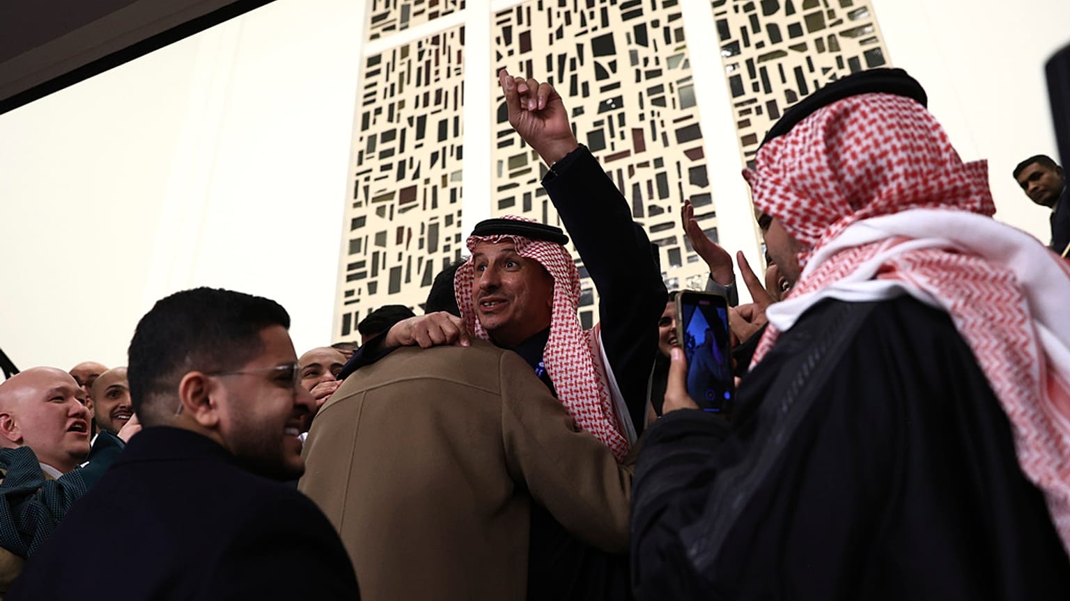 Membri della delegazione saudita festeggiano la vittoria di Riad nella gara per aggiudicarsi l'Expo 2030