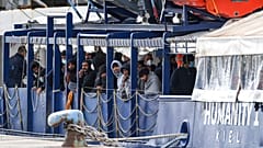 Symbolbild: Migranten auf einem Schiff.