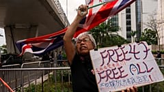 Eine als "Oma Wong" bekannte Demokratieaktivistin protestiert vor dem Gericht in West Kowloon während der Schlussplädoyers in Hong Kong.