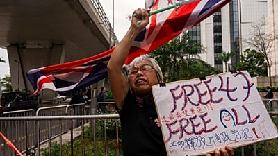 Eine als "Oma Wong" bekannte Demokratieaktivistin protestiert vor dem Gericht in West Kowloon während der Schlussplädoyers in Hong Kong.