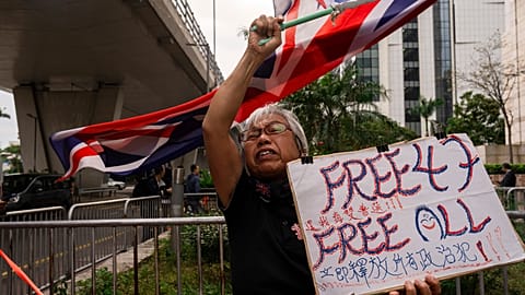 Eine als "Oma Wong" bekannte Demokratieaktivistin protestiert vor dem Gericht in West Kowloon während der Schlussplädoyers in Hong Kong.