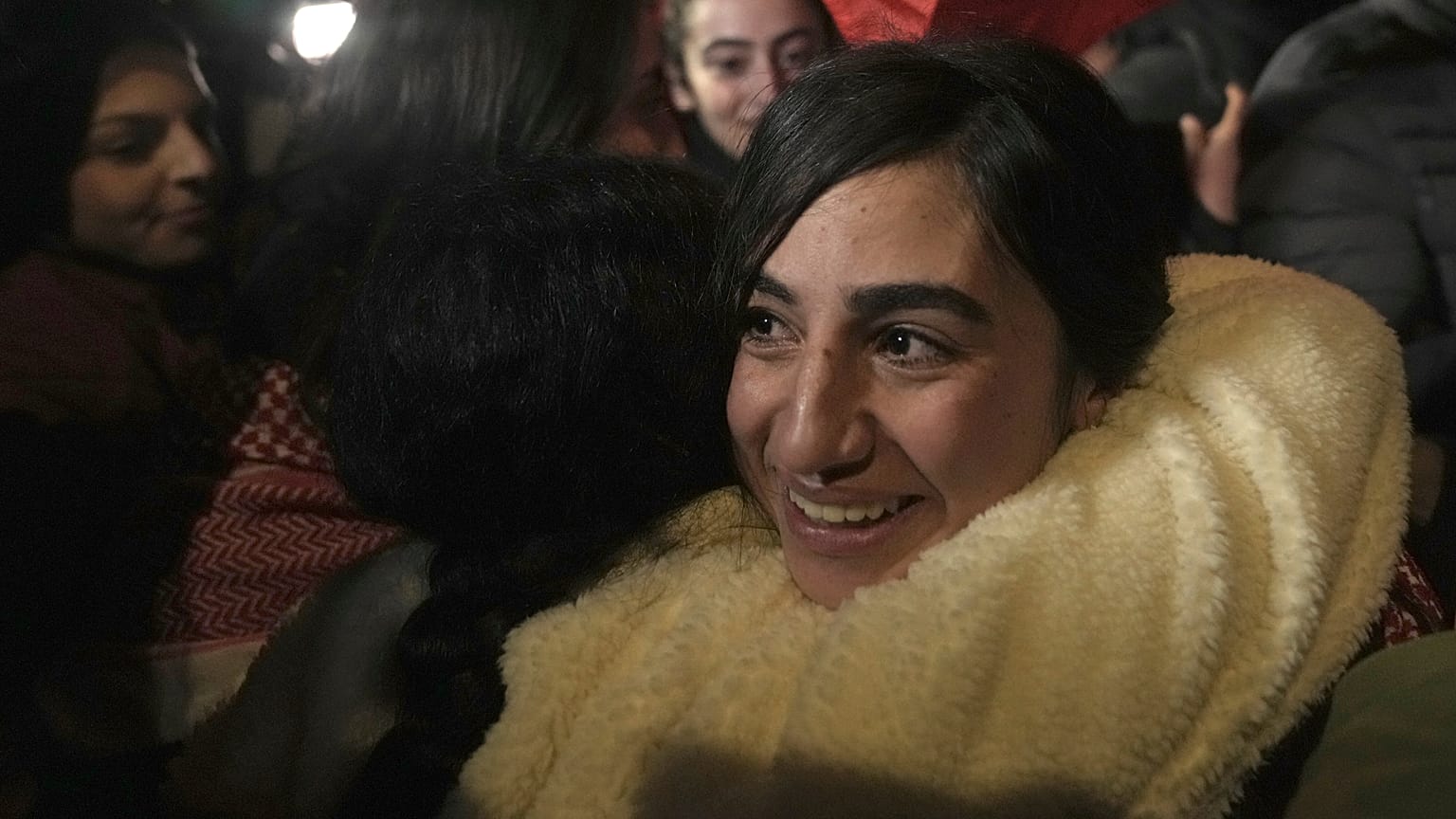 الأسيرة الفلسطينية المحررة ربى العاصي بعد خروجها من سجن إسرائيلي في 28 تشرين الثاني / نوفمبر 2023
