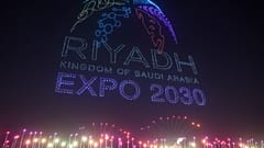 Riyad'ın 28 Kasım 2023 tarihinde Riyad'daki Kral Abdullah Finans Bölgesi'nde 2030 Dünya Fuarı'na ev sahipliği yapma hakkını kazanmasının ardından dronlar kullanılarak oluşturulan bir ışık gösterisi gerçekleştirildi.
