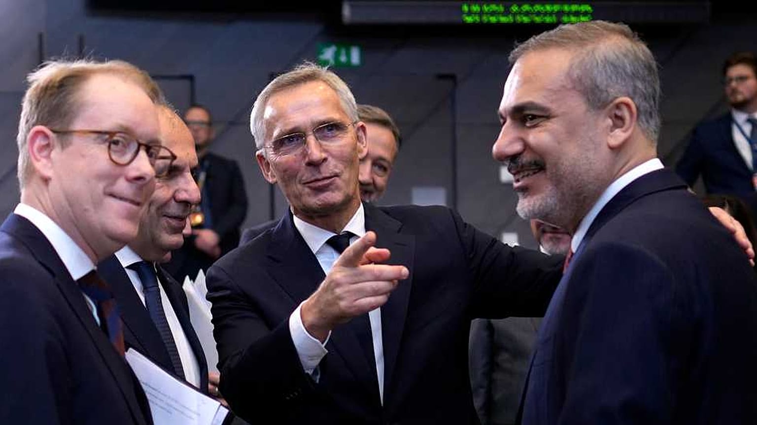 İsveç Dışişleri Bakanı Tobias Billström (solda) NATO Genel Sekreteri Jens Stoltenberg (ortada) ve Dışişleri Bakanı Hakan Fidan, Brüksel'de NATO toplantısında, 28 Kasım 2023