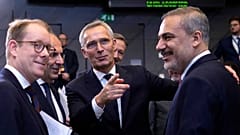 İsveç Dışişleri Bakanı Tobias Billström (solda) NATO Genel Sekreteri Jens Stoltenberg (ortada) ve Dışişleri Bakanı Hakan Fidan, Brüksel'de NATO toplantısında, 28 Kasım 2023