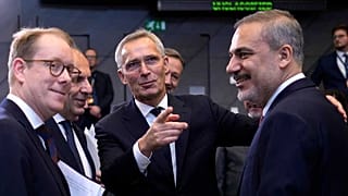 İsveç Dışişleri Bakanı Tobias Billström (solda) NATO Genel Sekreteri Jens Stoltenberg (ortada) ve Dışişleri Bakanı Hakan Fidan, Brüksel'de NATO toplantısında, 28 Kasım 2023