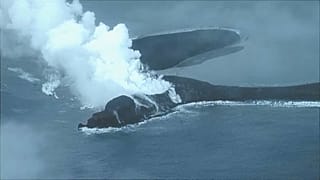 Imagen de Niijima, la isla que se ha formado debido a la erupción volcánica registrada en el archipiélago japonés de Ogasawara.