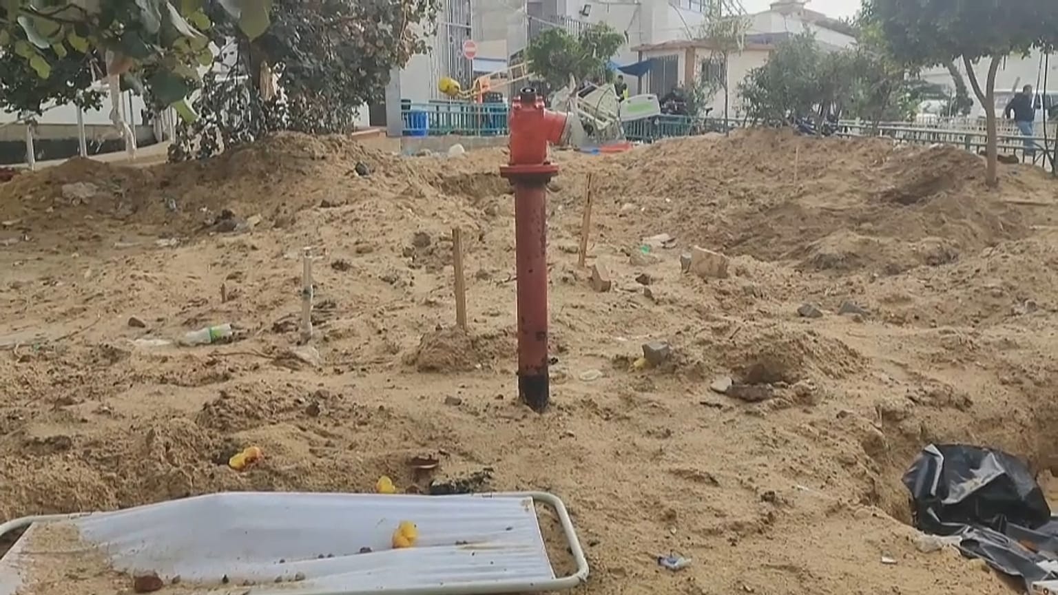مقابر جماعية خارج مستشفى الشفاء 