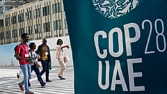 Delegierte vor einem Logo der UN-Klimakonferenz am Mittwoch in Dubai