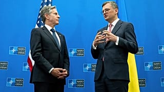 Antony Blinken, secrétaire d'État américain, à gauche, et Dmytro Kuleba, ministre ukrainien des Affaires étrangères, au siège de l'Otan, à Bruxelles, mercredi 29 novembre 2023