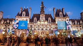 Iluminação da fachada da Câmara de Paris