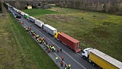 Cola de camiones cerca de la frontera con Ucrania en Dorohusk, Polonia, el pasado 10 de noviembre de 2023