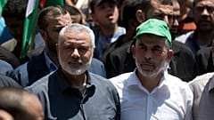 Archivo: Ismail Haniyeh (izquierda) y Yahya Sinwar (derecha) participan en una protesta en Ciudad de Gaza en 2019.