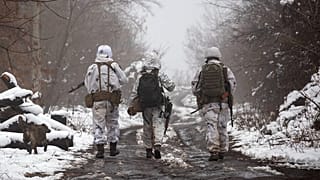 Soldados ucranianos caminham na linha de separação dos rebeldes pró-russos perto de Katerinivka, região de Donetsk, Ucrânia, terça-feira, 7 de dezembro de 2021.