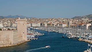 Участники акций протеста считают, что AirBnB обостряет жилищный кризис в Марселе