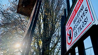 Kármentesítésre figyelmeztető tábla az egykori Óbudai Gázgyár melletti Duna-parton, 2023. 11. 29.