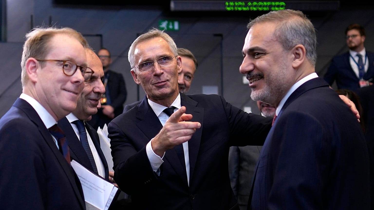 ینس استولتنبرگ، دبیرکل ناتو، در مرکز، توبیاس بیلستروم، وزیر امور خارجه سوئد، چپ، و هاکان فیدان، وزیر امور خارجه ترکیه، در سمت راست