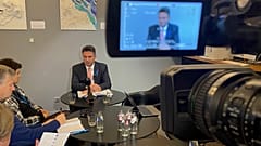 Márki-Zay Péter brüsszeli magyar újságíróknak tart sajtótájékoztatót 2023. november 29-én