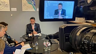 Márki-Zay Péter brüsszeli magyar újságíróknak tart sajtótájékoztatót 2023. november 29-én