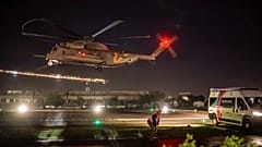 Ein Hubschrauber mit von der Hamas freigelassenen israelischen Geiseln landet am frühen Donnerstag, 30. November 2023, auf dem Sheba Medical Center in Ramat Gan 