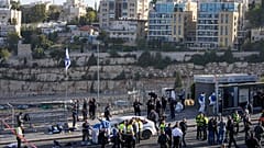 Ein israelischer Polizeibeamter und Freiwillige des Zaka-Rettungsdienstes arbeiten am Donnerstag, den 30. November 2023, in Jerusalem bei einem Schusswechsel.