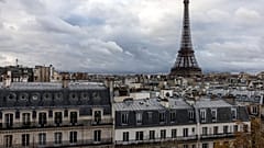 Cette photographie prise le 21 novembre 2023 montre la Tour Eiffel au-dessus des toits de Paris.