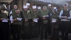 Im Halbkreis stehend verlasen die geistlichen Führer eine gemeinsame Erklärung.