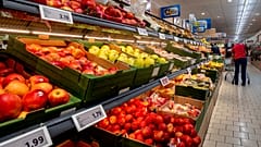 Archivo: Frutas en una tienda en Fráncfort, Alemania, el jueves 28 de septiembre de 2023
