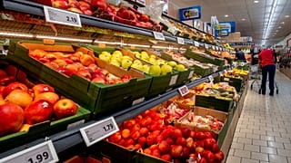 Archivo: Frutas en una tienda en Fráncfort, Alemania, el jueves 28 de septiembre de 2023