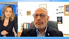 Ο εκπρόσωπος του ισραηλινού ΥΠΕΞ, Τζοελ Λιόν, με τη δημοσιογράφο του euronews, Φαίη Δουλγκέρη