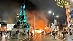 Dublin şehir merkezinde, bir okulun önünde meydana gelen bıçaklama olayının ardından çıkan isyan sırasında yaşanan şiddet olayları
