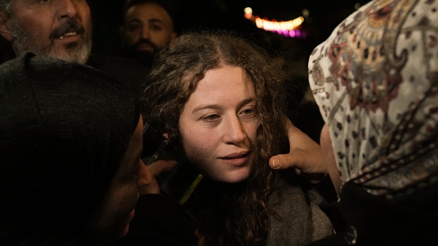 عهد التميمي بين أحضان أسرتها