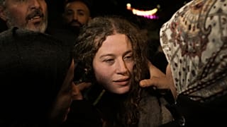عهد التميمي بين أحضان أسرتها