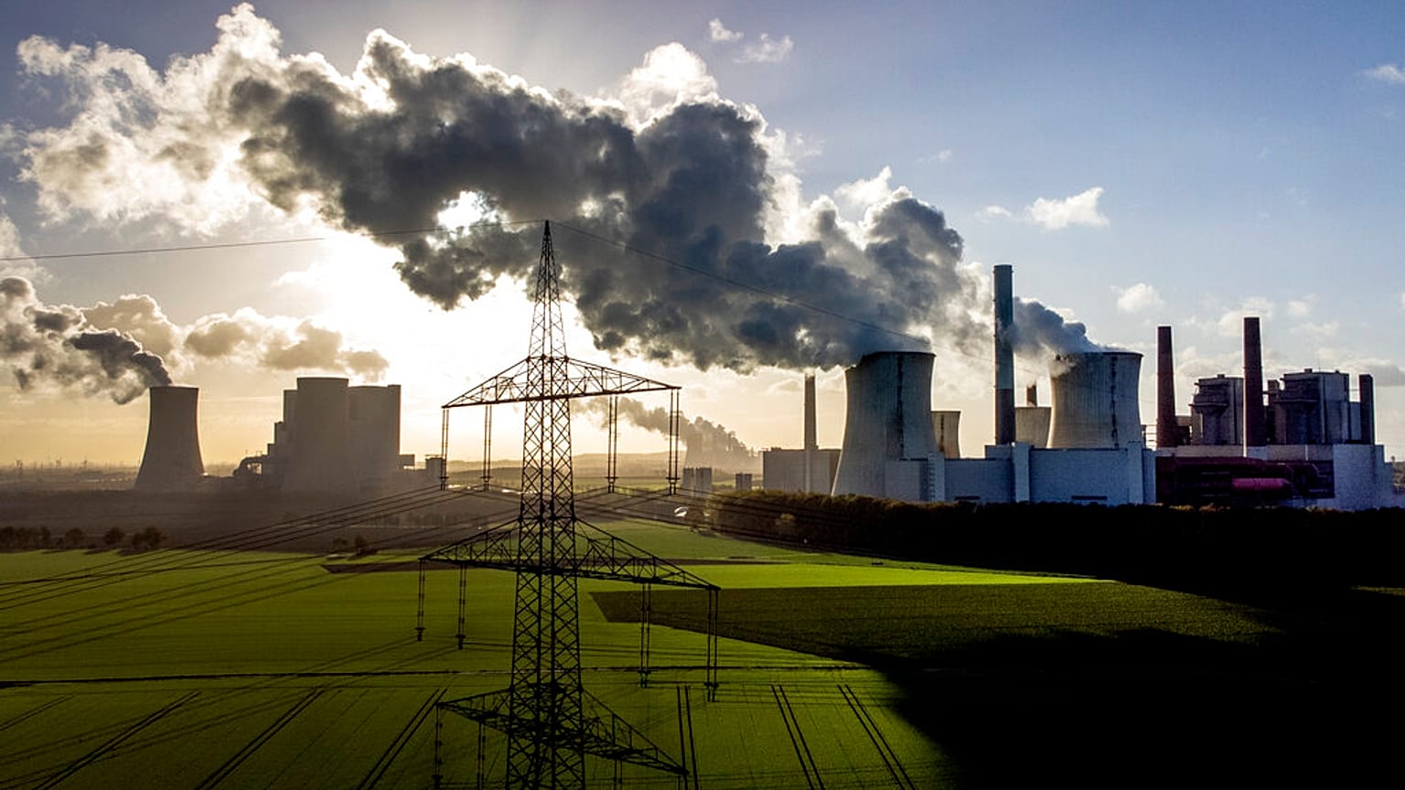 Dampf steigt aus dem Kohlekraftwerk Neurath bei Grevenbroich, Deutschland, 2. November 2022.