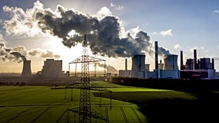 Dampf steigt aus dem Kohlekraftwerk Neurath bei Grevenbroich, Deutschland, 2. November 2022.