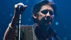Шейн Макгоуэн выступает на сцене бостонского мюзик-холла Orpheum, 14 марта 2006 года.