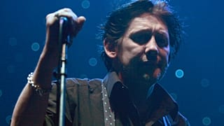 Шейн Макгоуэн выступает на сцене бостонского мюзик-холла Orpheum, 14 марта 2006 года.