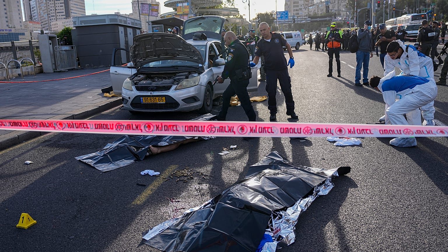 Agenti della polizia israeliana e i volontari del servizio di soccorso Zaka lavorano sul luogo dell'attacco di Gerusalemme, giovedì 30 novembre 2023