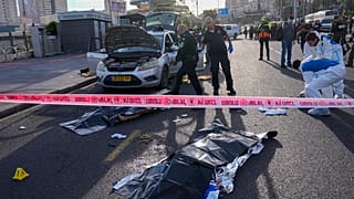 Un policía israelí apunta con su arma de fuego al cuerpo de un hombre armado involucrado en un ataque a tiros en Jerusalén, el jueves 30 de noviembre de 2023.