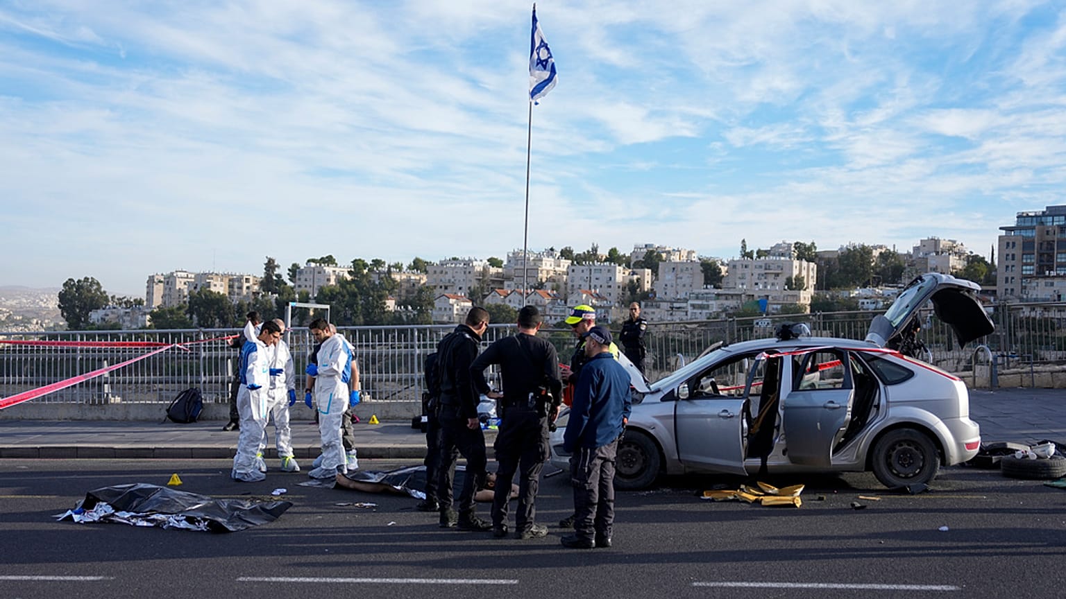 İsrail polisi, Filistinli silahlı kişilerce Batı Kudüs'te düzenlenen silahlı eylem sonrası olay bölgesinde inceleme yaparken